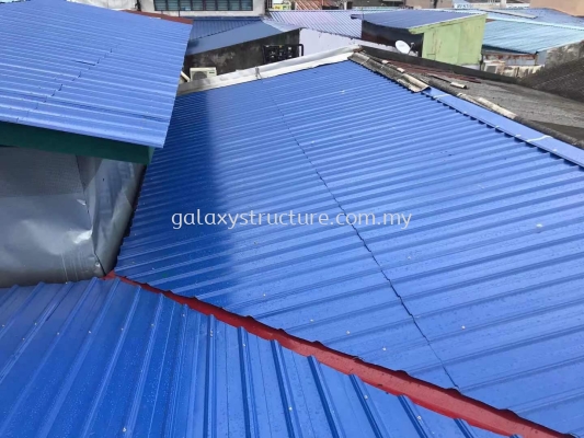 Labour dismantle old roofing and install new metal deck roofing @ Jalan Selampit 21, Kaw.3 Taman Klang Jaya, 41200 Klang Selangor.