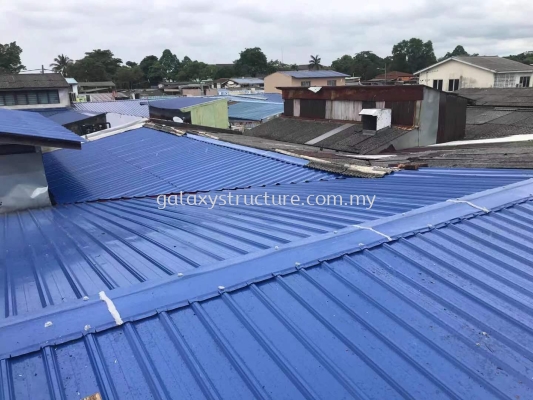 Labour dismantle old roofing and install new metal deck roofing @ Jalan Selampit 21, Kaw.3 Taman Klang Jaya, 41200 Klang Selangor.