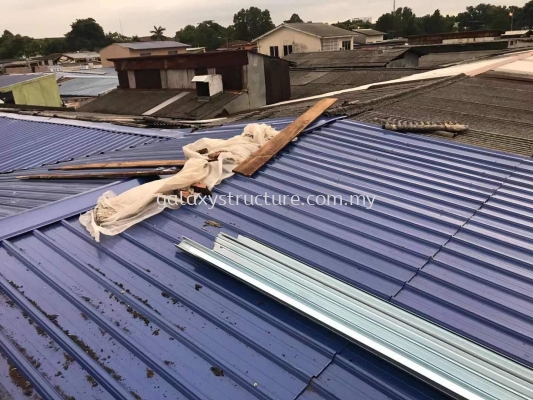 Labour dismantle old roofing and install new metal deck roofing @ Jalan Selampit 21, Kaw.3 Taman Klang Jaya, 41200 Klang Selangor.