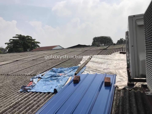 Labour dismantle old roofing and install new metal deck roofing @ Jalan Selampit 21, Kaw.3 Taman Klang Jaya, 41200 Klang Selangor.