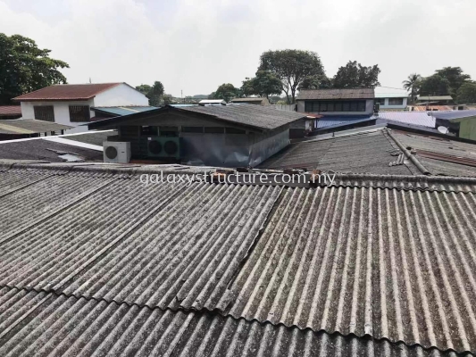 Labour dismantle old roofing and install new metal deck roofing @ Jalan Selampit 21, Kaw.3 Taman Klang Jaya, 41200 Klang Selangor.