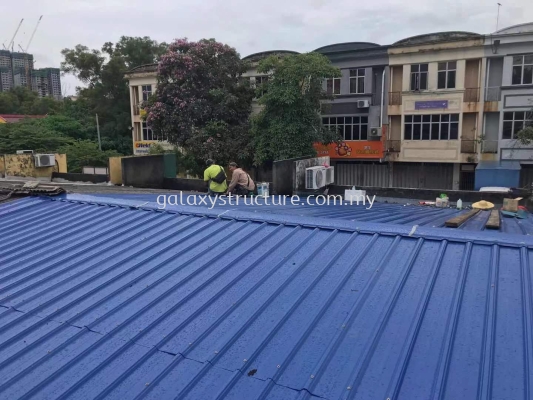 Labour dismantle old roofing and install new metal deck roofing @ Jalan Selampit 21, Kaw.3 Taman Klang Jaya, 41200 Klang Selangor.