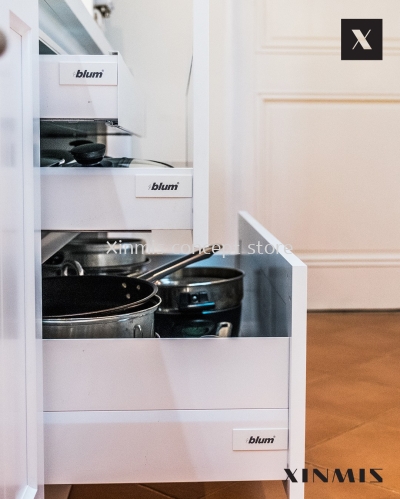 White Classic Door Aluminium Kitchen 