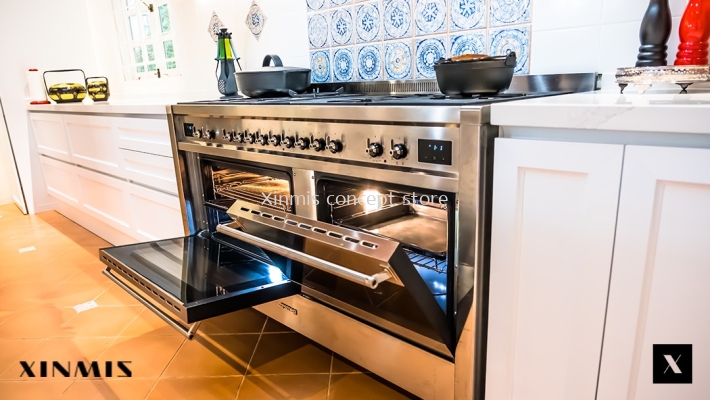 White Classic Door Aluminium Kitchen 