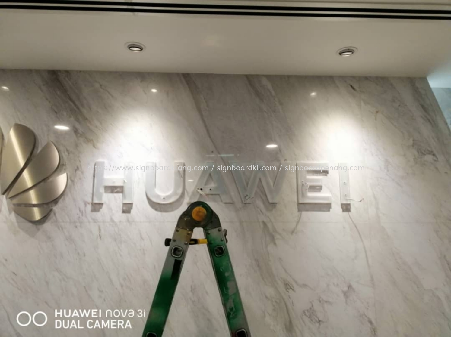 Huawei 3d Stainless Steel Silver Mirror Backlit Indoor Signage Signboard At Klang Kuala Lumpur Shah Alam Puchong Kepong 3d Box Up Lettering Klang Malaysia Supplier Supply Manufacturer Great Sign Advertising M