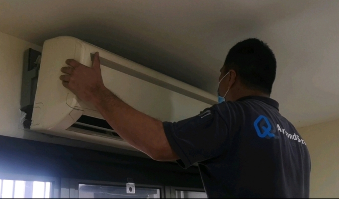 Kuala Lumpur Aircond wall mounted full chemical cleaning service with top up gas R410gas 
