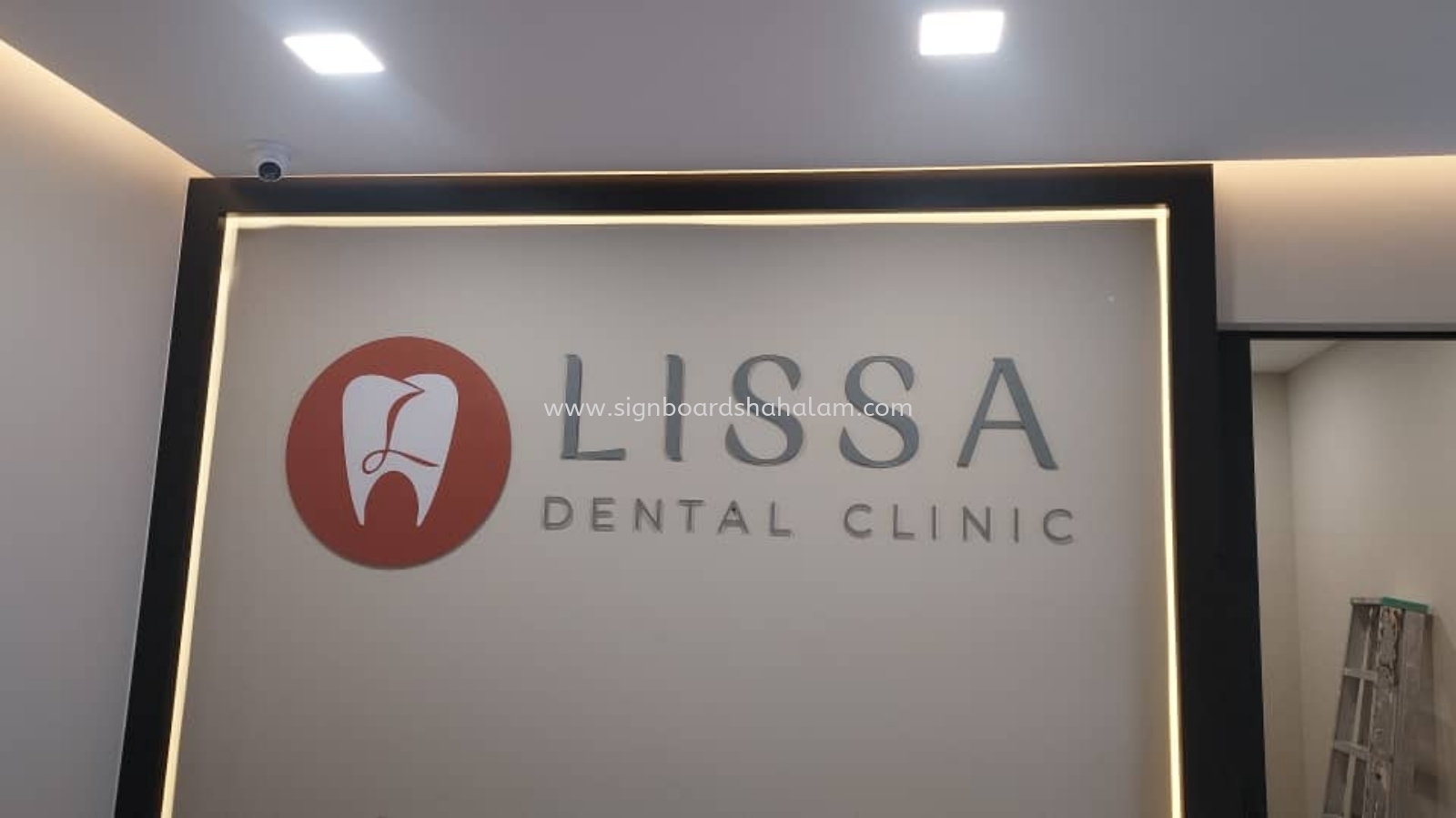 klinik pergigian Lissa Shah Alam - Acrylic signage