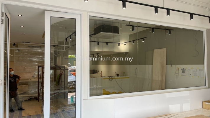 aluminium 1 6/8"x 3" Powder coated (White) + swing door + 8mm tempered glass @jalan puteri 1/6, Puchong, Selangor 