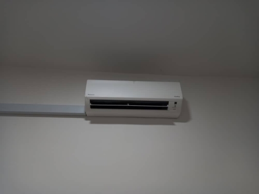 Seringin Condo Aircond Wall Mounted Full Chemical Cleaning Service With Top Up Gas R410