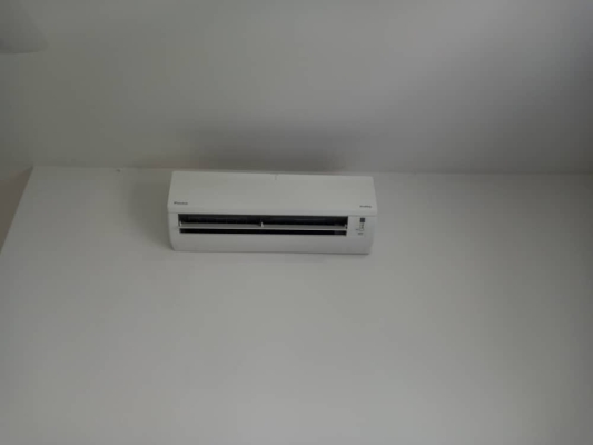 Seringin Condo Aircond Wall Mounted Full Chemical Cleaning Service With Top Up Gas R410