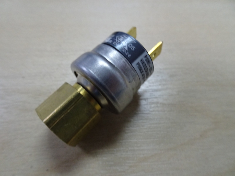 CARRIER HIGH PRESSURE SWITCH (240V) (OPEN:395, CLOSE:295) P/N : HK02ZA395 (38LZA100)