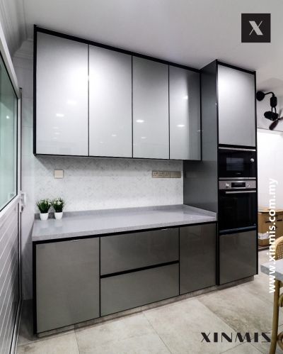 Contoh Reka Bentuk Kabinet Dapur Aluminium Kelabu & Putih Termasuk Tempat Oven Di Melaka