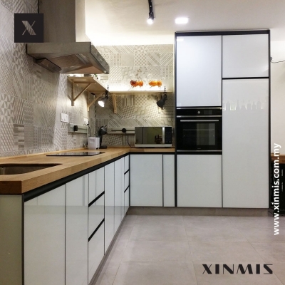 Malacca Clean Look Aluminium Kitchen Cabinet Design Sample