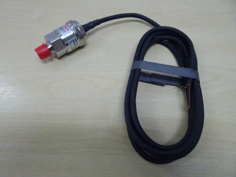 DANFOSS AKS 33 060G-2119 (-1 TO 34 BAR) (1/4-18 NPT) (HP) (CABLE 2M) PRESSURE TRANSMITTER