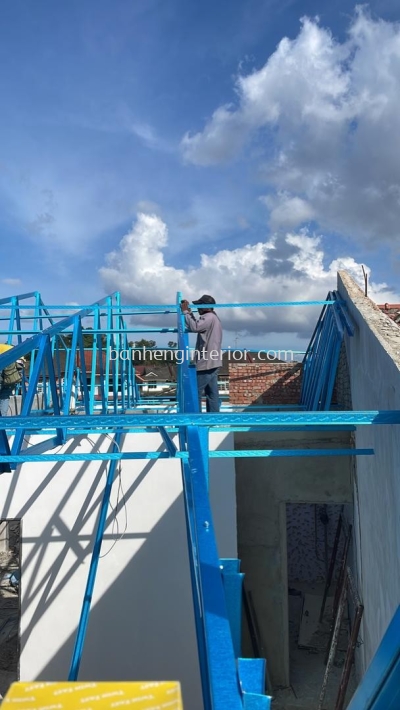 We removed the old roof and then installed the new roof truss system          ǲ˾ݶȻװݶ          Kami mengeluarkan bumbung lama dan memasang bumbung kekuda yang baru