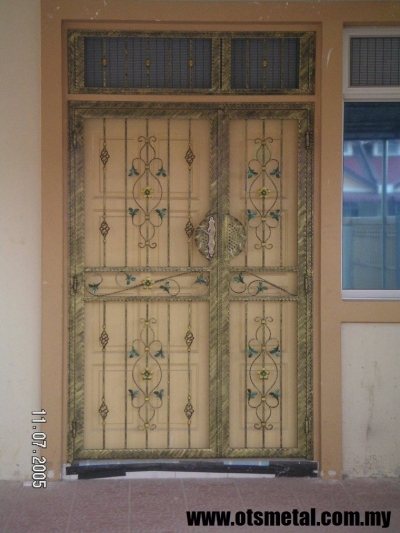 Unequal Double Leaf Main Grill Door Design Sample In Johor Bahru