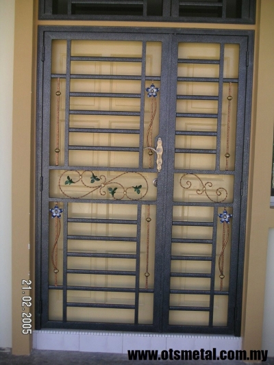 Unequal Double Leaf  Main Grill Door Design Sample In Johor Bahru