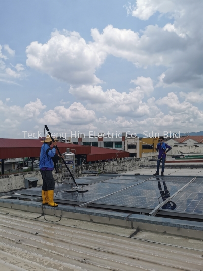 PHOTOVOLTAIC SOLAR PANEL CLEANING SERVICE