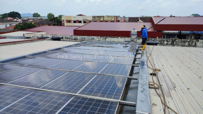 PHOTOVOLTAIC SOLAR PANEL CLEANING SERVICE