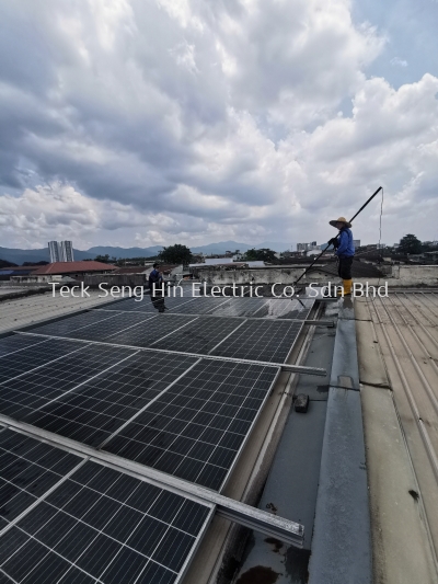 PHOTOVOLTAIC SOLAR PANEL CLEANING SERVICE