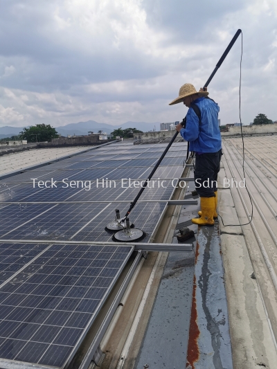 PHOTOVOLTAIC SOLAR PANEL CLEANING SERVICE