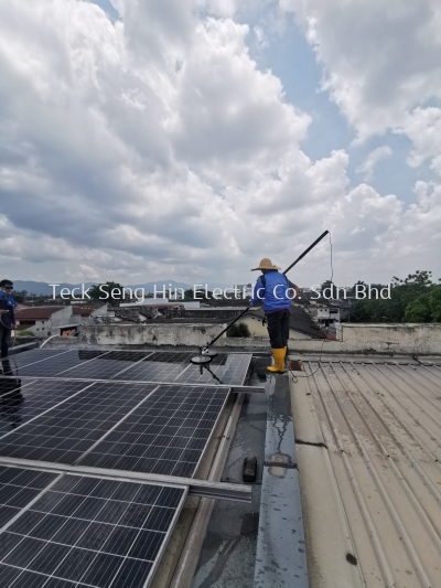 PHOTOVOLTAIC SOLAR PANEL CLEANING SERVICE