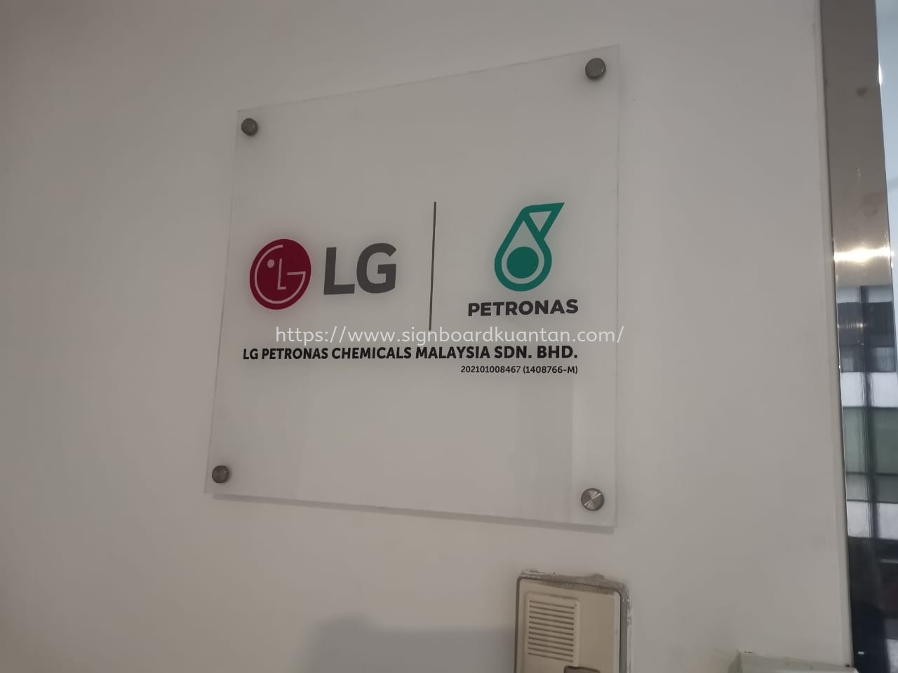 LG PATRONAS ACRYLIC POSTER FRAME AT KUANTAN