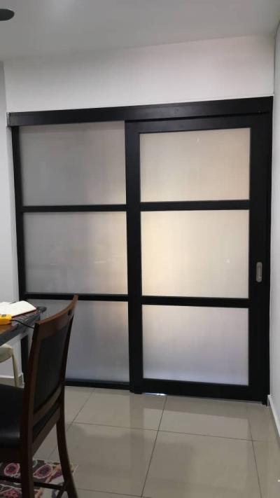 Hanging door with glass tinted and H bar