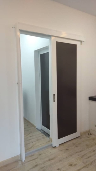 Hanging door with aluminium composite panel