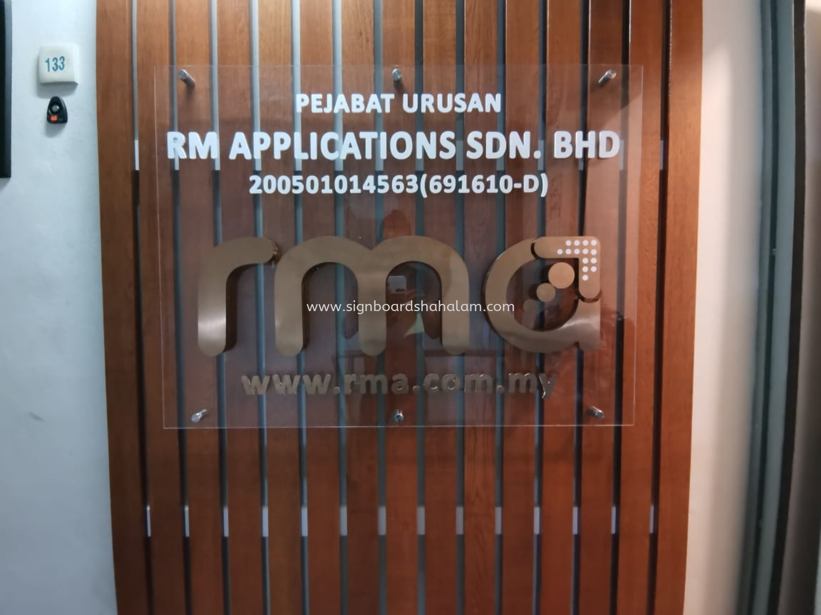 Rm Application KL - Acrylic Frame With 3D Lettering 