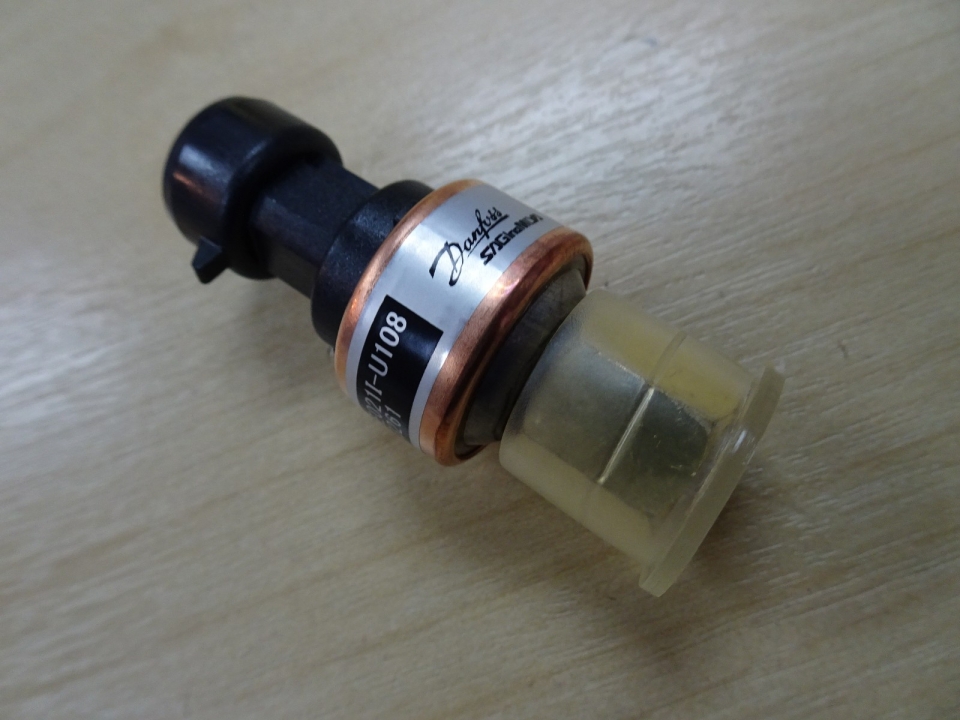 CARRIER NSK-BE0211-U108 HIGH & ECONOMIZER PRESSURE TRANSDUCER (19XL) P/NO:00PPG000012000 (MEI)
