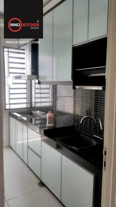 Black & White Theme Kitchen Cabinet Design