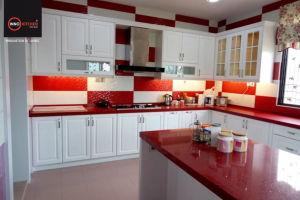 Kabinet Dapur Nyatoh Atas Meja Merah & Meja Pulau Dapur Nyatoh