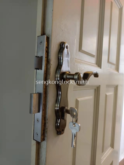 installation door lock