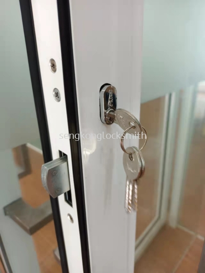 installation aluminium door lock