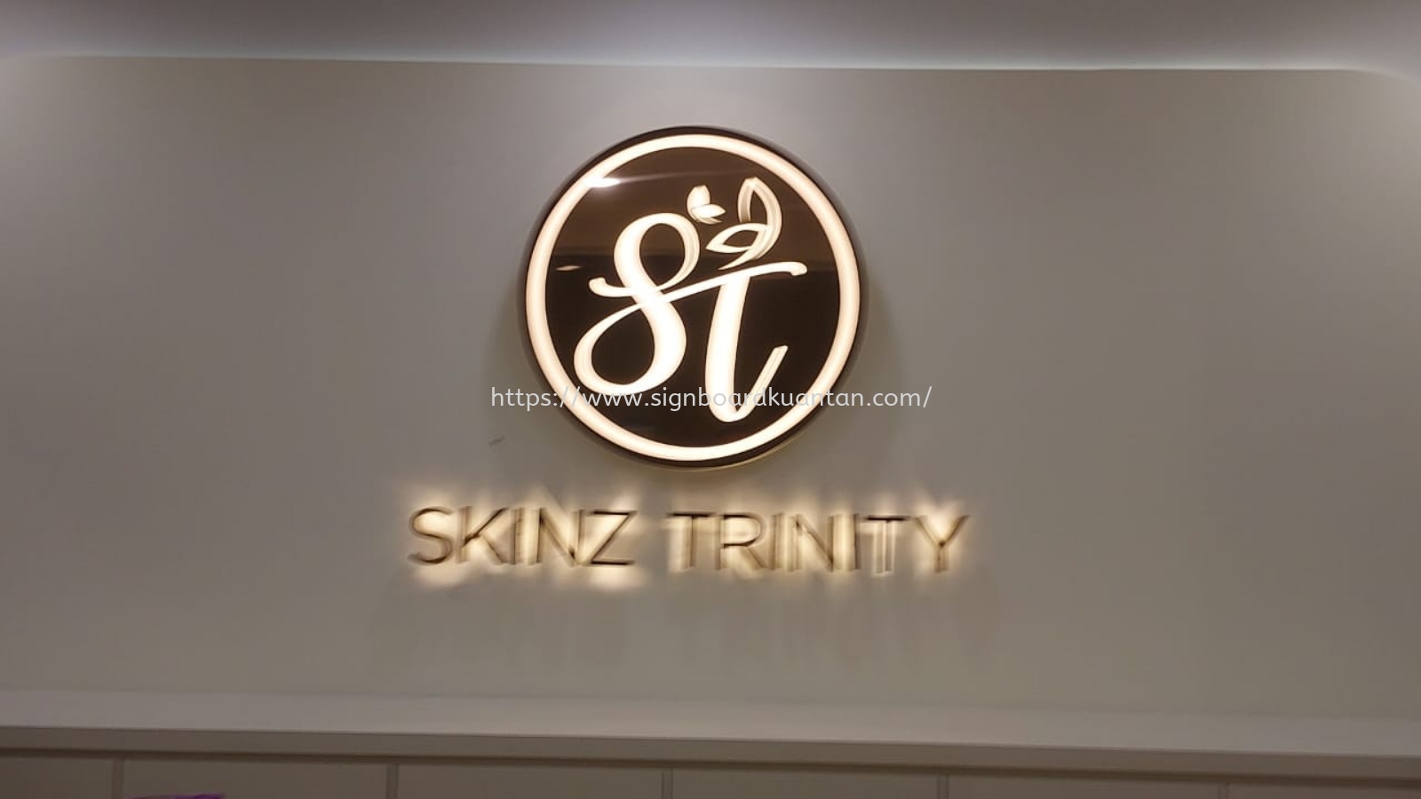 SKIN TRINITY INDOOR 3D STAINLESS STEEL GOLD SIGNAGE SIGNBOARD AT TERENGGANU DUNGUN 