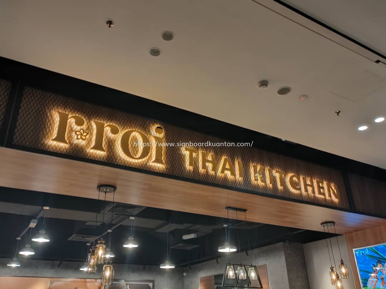 RROI THAI KITCHEN INDOOR 3D LED STAINLESS STEEL GOLD SIGNAGE SIGNBOARD AT KUANTAN ROMPIN 