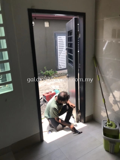 To change old security door and fabrication custom make stainless steel sus304 door - Lorong Delima 4A, Bandar Parkland.