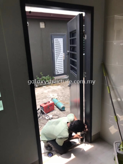 To change old security door and fabrication custom make stainless steel sus304 door - Lorong Delima 4A, Bandar Parkland.