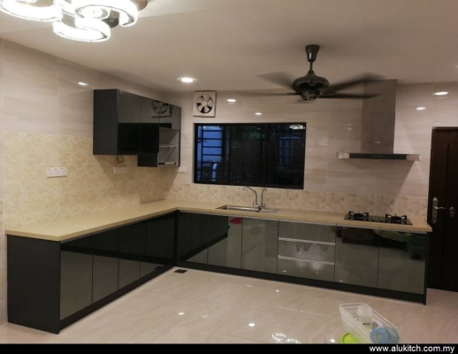 Kabinet Dapur Pintu Cermin Warna Kelabu & Atas Meja Batu Kuarza