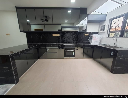 Kabinet Dapur Pintu Cermin Warna Kelabu & Atas Meja Batu Kuarza