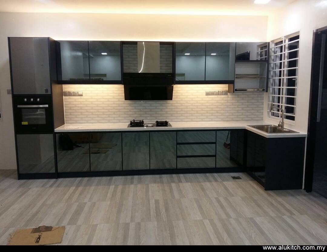 Kabinet Dapur Pintu Cermin Warna Kelabu & Atas Meja Batu Kuarza Pintu Refleksi Kabinet Dapur Rujukan Reka Bentuk UbahSuai Malaysia