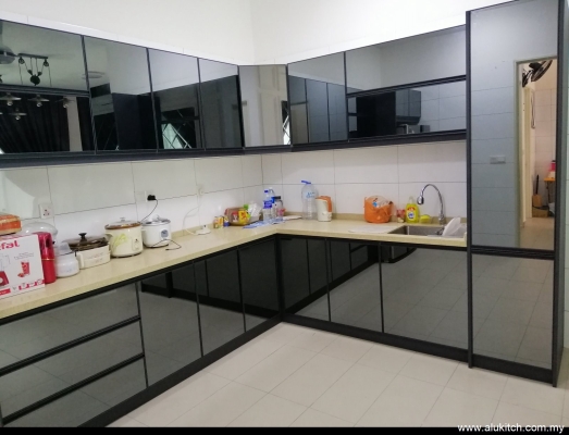 Kabinet Dapur Pintu Cermin Warna Kelabu & Atas Meja Batu Kuarza