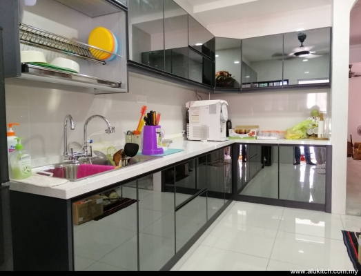 Kabinet Dapur Pintu Cermin Warna Kelabu & Atas Meja Batu Kuarza