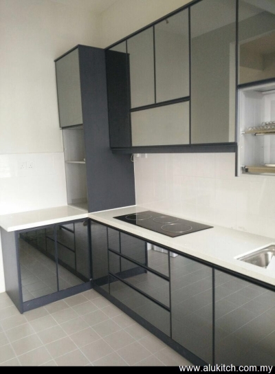 Kabinet Dapur Pintu Cermin Warna Kelabu & Atas Meja Batu Kuarza