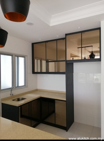 Kabinet Dapur Pintu Kaca Gangsa & Batu Kuarza   