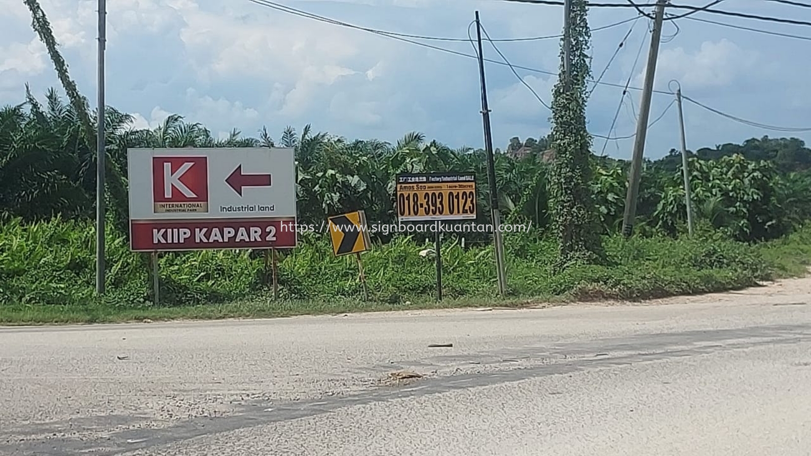 ROAD SIGNAGE SIGNBOARD AT ROMPIN 