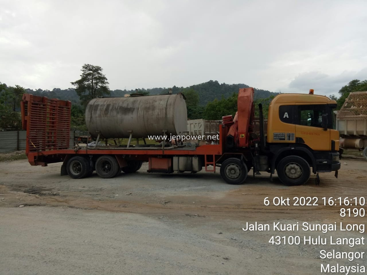 Lorry Crane Rental for Relocation Oil Tank