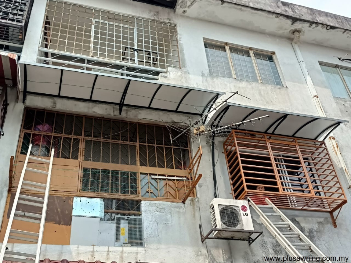 Reka Bentuk ACP Awning Di Taman Serdang Raya Seri Kembangan Bumbung Panel Komposit Aluminium Balkoni Bumbung & Awning Rujukan Reka Bentuk UbahSuai Malaysia