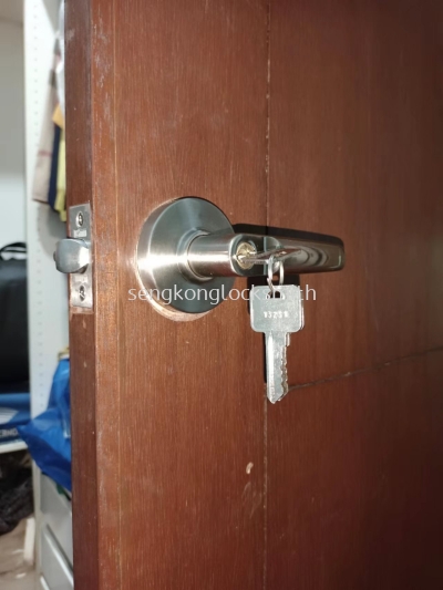 installation door lock 